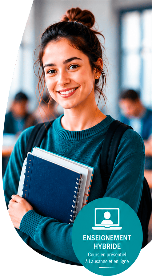 Étudiante souriante avec cahiers ; badge Enseignement hybride, cours en présentiel à Lausanne et en ligne
